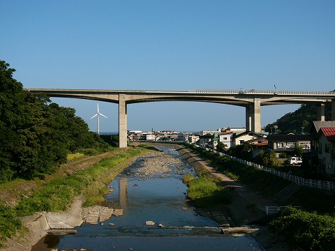 北陸道の名立高架橋と名立川
