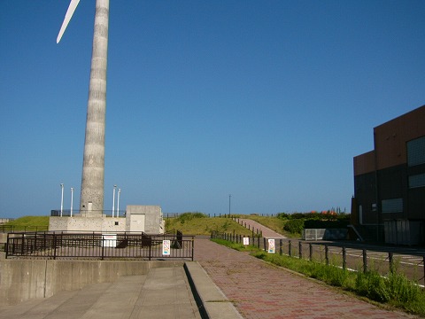 風車のあたりの丘