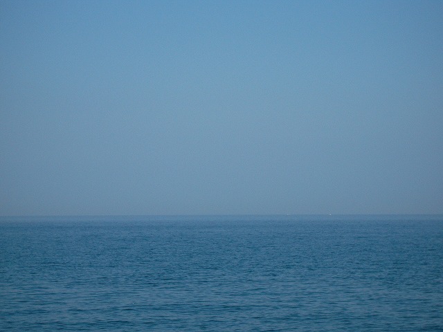 私はこの海の色の名を知らない