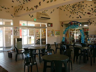 さっぱりした明るい待合室内