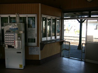 静かな日陰の駅舎内