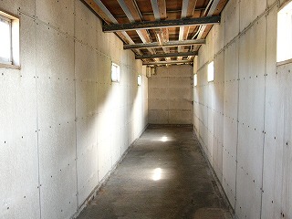 青海川駅の暗い跨線橋