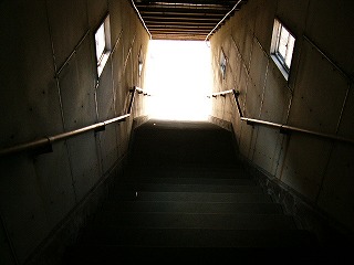 光の差し込む跨線橋の出口