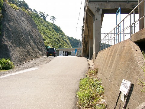 駅舎を東側から遠巻きに