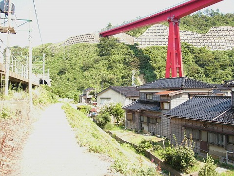 海水浴場への未舗装の細い道