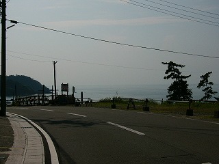 旧道から海を見下ろす