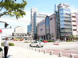 ガラスが多く用いられたビル