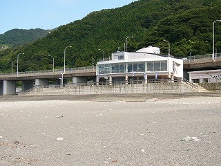 白い二階建ての建物。２階はガラス張りになっている。