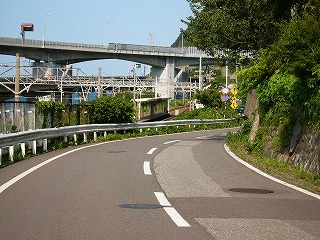 旧道を親不知駅へ向かって