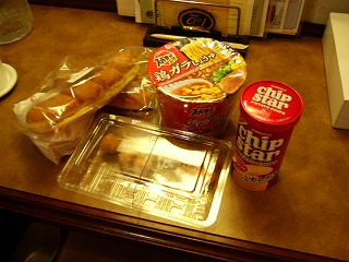 机の上に並べられた食料