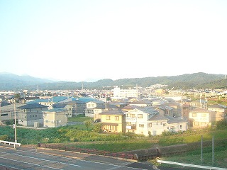 夏の朝日に照らされる直江津の街