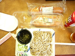 朝食のざるそばとパン