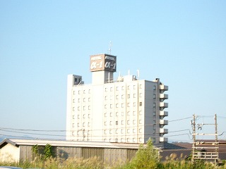 ホテルα-1の白い外観