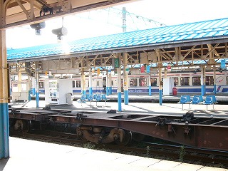 きらきらした直江津駅早朝のホームの様子