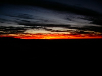 黒と赤と黒に近い青。夕日。