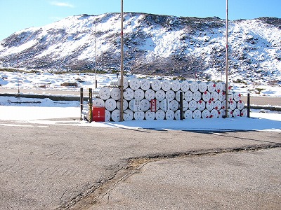 バス停にあった幾本ものドラム缶