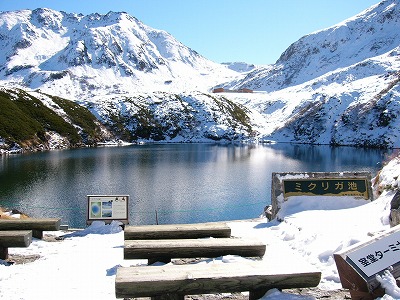 雪の立山と静かに水をたたえた青のみくりが池