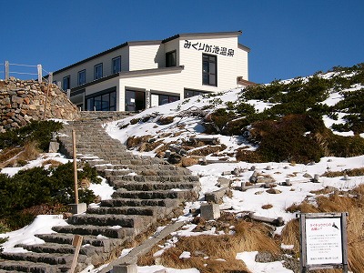 階段上に立つ白い建物