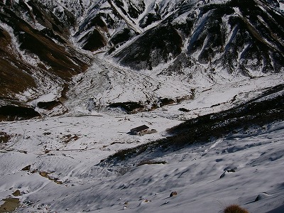 雪の雷鳥沢キャンプ場を見下ろす
