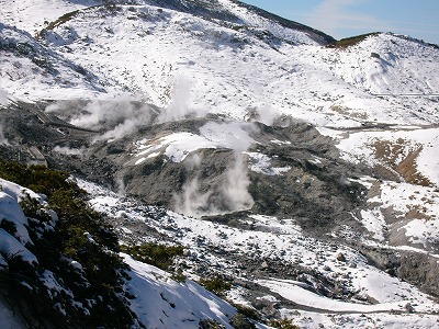 煙りあがる地獄谷のようす