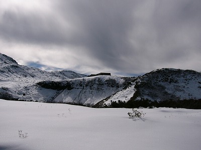 右手に立山室堂山荘を見る