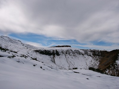 少し晴れ間が覗く東に再び室堂山荘を見る
