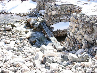 橋脚のたもとにかかっている細長い鉄板の橋