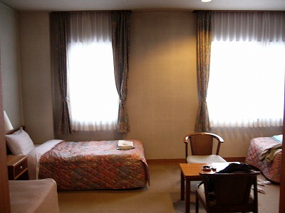 ベージュ系の色でまとめられた落ち着いた室内