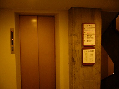 薄暗いエレベータ