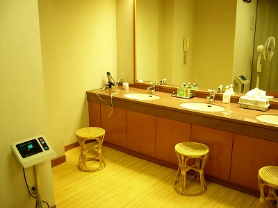 明るい脱衣場の洗面所