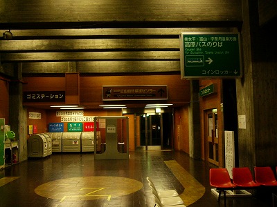 明かりのついていない立山高原バス乗り場を示す緑の看板