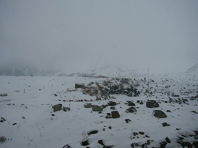 猛吹雪の室堂平