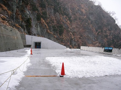 四角く薄く雪の積もった大観峰の展望台