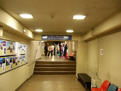 学校か病院のような廊下