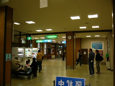 少し広いフロア。左手にはケーブルカー待ち客のために黒い長椅子と自動販売機が置かれてある