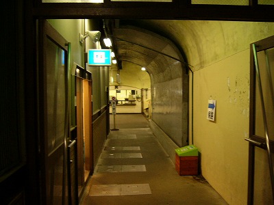 奥に駅務室の見えている丸型天井の細い通路