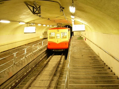 両端にコンクリートの階段があり坂状になったケーブルカーの駅