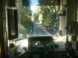 運転席を窓越しに