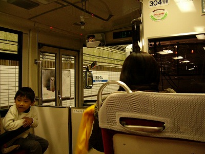 ふつうのバスと変わらないバス内