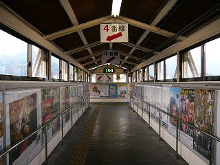 両脇の壁の上方にはガラス戸、下にはポスターがびっしり