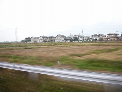 田んぼの向こうに新興住宅