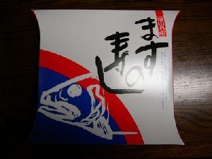 青、赤、白の配色の四角いパッケージ