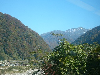 雪渓のあるアルプスを垣間見る