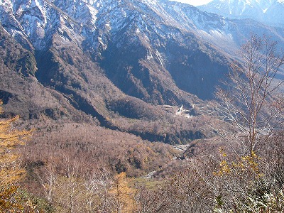 立山カルデラ展望台手前の広場より湯川谷を望む