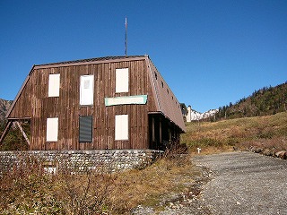 茶色の四角い建物