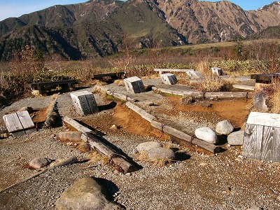 遊歩道途中の大きな休憩所