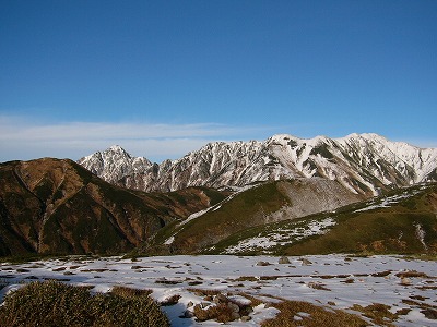 少しだけ見える剣岳