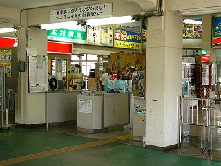 有人改札のボックスには駅員がいない。白いコンクリートの柱の向こうにコンパクトな駅のコンコース。