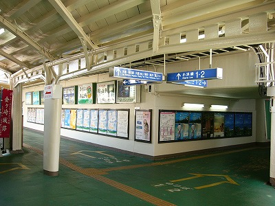 奥に角があり、左と右に分かれている。床は緑。