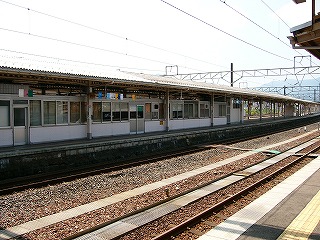 ホームの上にある長い詰所